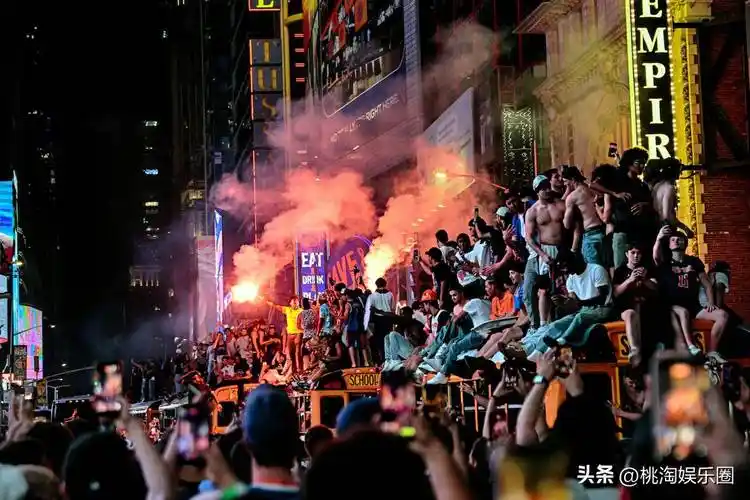 纽约迎双线狂欢：世界杯余温未散，尼克斯百万球迷游行引爆篮球城